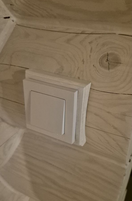 Накладка под розетку/выключатель 68 мм из дерева Ясень на бревно и блок-хаус диаметром 280мм