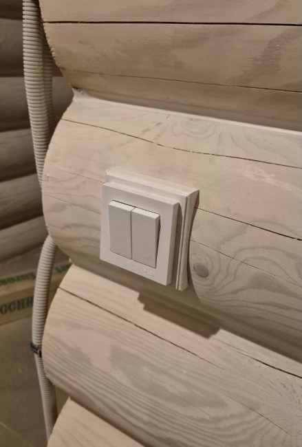 Накладка под розетку/выключатель 68 мм из дерева Ясень на бревно и блок-хаус диаметром 280мм